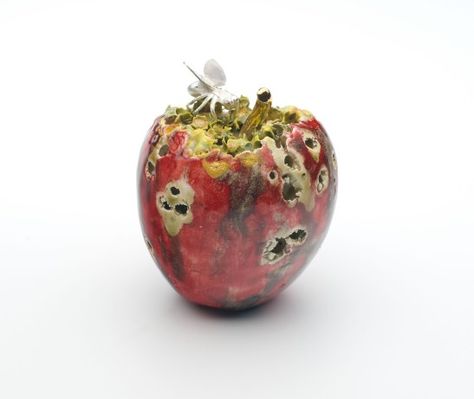 Remon Jephcott One of the most amazing ceramic artists. She creates the most exquisite rotting and decomposing fruit. Decay Art, Rotten Fruit, Growth And Decay, Gcse Art Sketchbook, Fruits Drawing, Bio Art, Gcse Art, Ceramic Houses, Ap Art