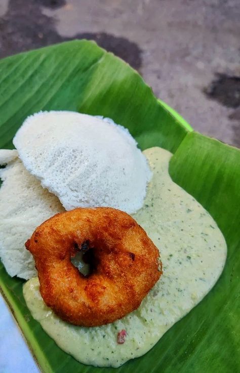 Idli Vada, South Indian Foods Pao Bhaji, Idli Vada, Random Snaps, Vada Recipe, Idli Dosa, Idli Recipe, Dinner Snacks, South Indian Food, Food Court