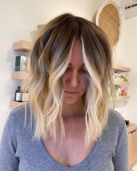 3 Long Grown Out Bob with Blonde Balayage Blonde Grown Out Roots, Growing Out Blonde Hair With Dark Roots, Grown Out Bob, Grown Out Blonde, Growing Out A Bob, Winter Hair Trends, Latest Hair Trends, Face Framing Layers, Latest Hair