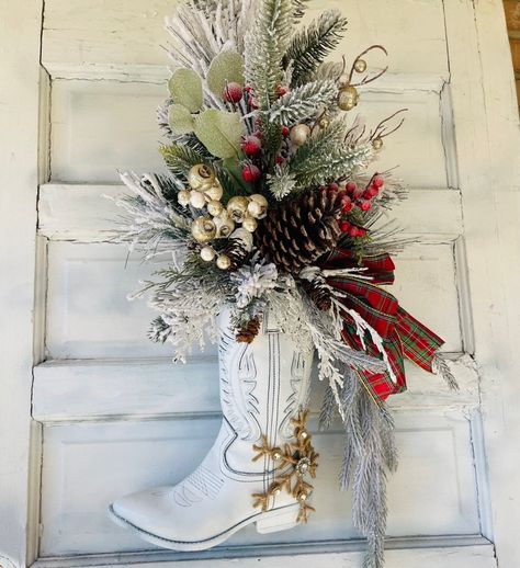 Cowboy Boots Christmas Decor, Cowboy Boot Stockings Western Christmas, Western Crafts To Make And Sell, Cowboy Boot Decor, Cowboy Christmas Decorations, Cowboy Christmas Party, Farm Christmas Decor, Boot Wreath, Western Christmas Decorations