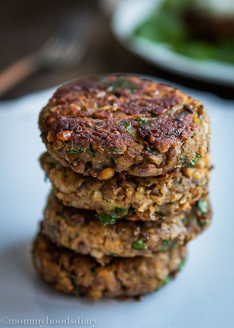 Lentil Patties recipe - Easy, healthy dinner recipe with gluten free and vegan options. Eat these like a burger in a bun or lettuce wraps. Lentil Patties Recipe, Lentil Burger Recipe, Lentil Burger, Lentil Patties, Resep Burger, Lentil Burgers, Patties Recipe, Vegan Burgers, Lentil Recipes