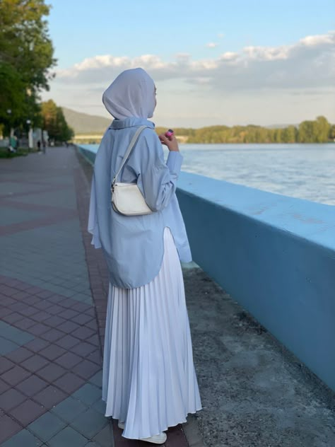 White Skirt Outfit Modest, Skirt Hijabi Outfits, Modest Skirt Outfits Muslim, White Skirt Outfit Hijab, Hijabi Skirt Outfits, Islamic Modest Fashion, Modest Outfits Muslim, Muslimah Fashion Casual, Holiday Fits