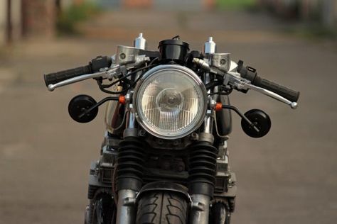 Honda 125 Cafe Racer, Cafe Racer Handlebars, Classic Cafe Racer, Suzuki Bike, Cb 750 Cafe Racer, Cb Cafe Racer, Modern Cafe Racer, Moto Guzzi Cafe Racer, Honda Bobber