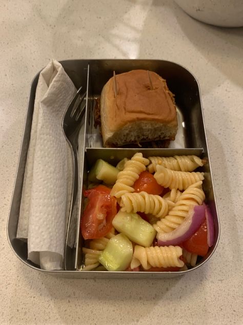 School lunch inspo College Lunch Aesthetic, School Lunchbox Aesthetic, School Lunch Inspo Teens, Lunch School Aesthetic, Lunch Ideas For School Aesthetic, School Lunches Aesthetic, School Lunch Ideas Highschool, Aesthetic School Lunch Ideas, Back To School Lunch Ideas High School