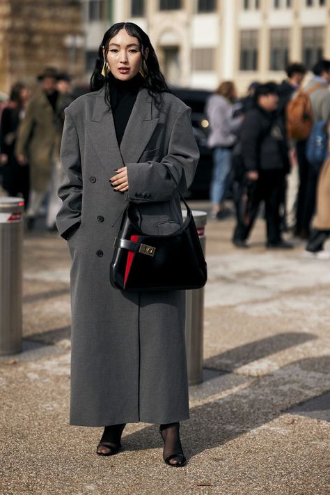 Milan Fashion Week Street Style, Milan Street Style, Milan Fashion Weeks, The Best Street Style, Bag Charms, Long Blazer, Best Street Style, Cool Street Fashion, Fashion Week Street Style