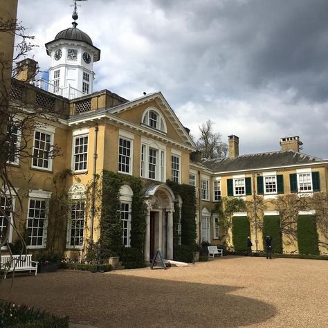 I visited Polesden Lacy in Surrey yesterday.  Originally a regency house it was extensively remodelled in 1906 by the redoubtable Edwardian… Edwardian Era House, Regency House Exterior, Regency Era House, Regency Estate, Regency Mansion, Regency Homes, Edwardian Mansion, Sims Exterior, Bridgerton House