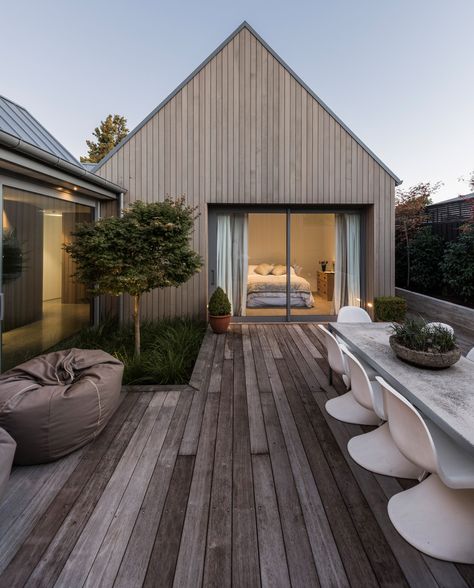 house-in-christchurch-chris-ornsby-new-zealand-cedar_dezeen_3408_15 Fasad Design, Wooden House Design, Timber Cladding, Hus Inspiration, Modern Barn, Christchurch, Barn House, Future House, Modern Architecture