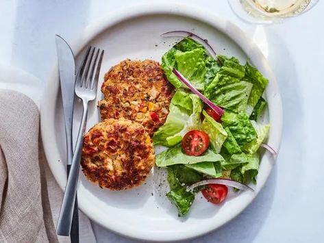 Salmon Cakes Recipe, Ina Garten Recipes, Salmon Cakes, Salmon Patties, Quiche Lorraine, Just Cooking, Crab Cakes, Fresh Veggies, Seafood Dishes