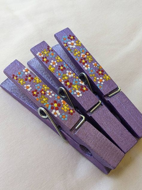 Cheer Clothespins Ideas, Decorated Clothes Pins, Hand Painted Clothes, Painted Clothes Pins, Clothespin Diy Crafts, Clothespins Diy, Wooden Clothespin Crafts, Clothespin Magnets, Clothespin Art