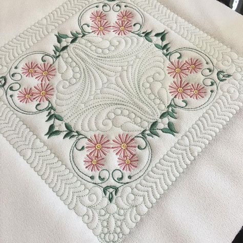 Machine Embroidered Quilts, Machine Embroidery Quilt Blocks, Botanical Quilt, Quilt Tools, Candlewicking Embroidery, Stitch Delight, Machine Embroidery Designs Projects, Handkerchief Crafts, Embroider Ideas