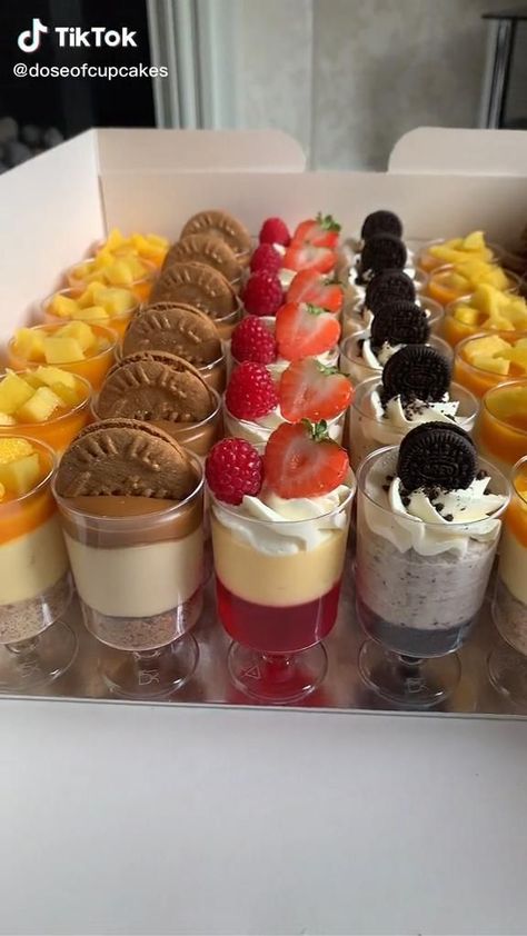 Dessert Cups Recipes, Mini Dessert Cups, Catering Ideas Food, Party Food Buffet, Party Food Platters, Delicious Snacks, Läcker Mat, Food Displays, حلويات صحية