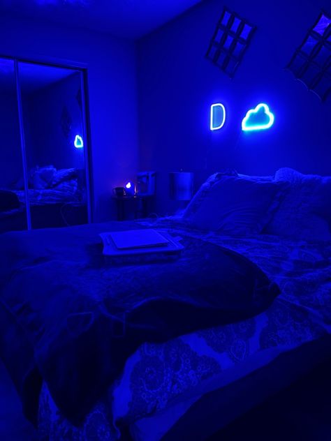 Blue And White Aesthetic Room, Blue And Black Bedroom, Purple And Blue Room, Blue Room Aesthetic, Blue Themed Bedroom, Gaming Bedroom Ideas, Clean Room Aesthetic, Dark Blue Rooms, Gaming Bedroom