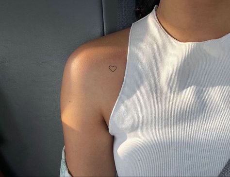 Heart Dainty Tattoo, Tattoo Back Neck Woman, Small Red Tattoo Ideas For Women, Hearts On Shoulder Tattoo, Simple Love Heart Tattoo, Small Heart Shoulder Tattoo, Front Shoulder Heart Tattoo, Shoulder Heart Tattoos For Women, Tattoo Shoulder Women Small