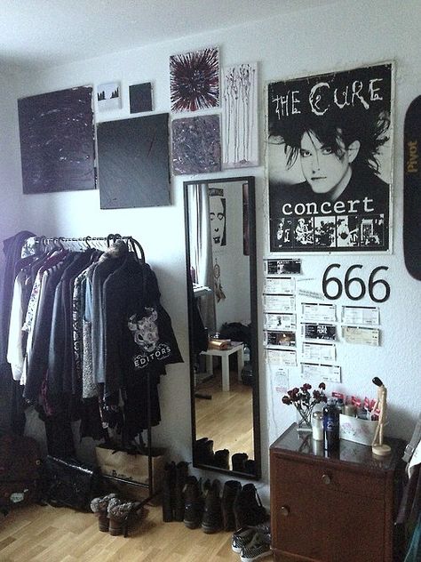 Sala Grunge, Punk Room, Grunge Bedroom, Tumblr Room Decor, Goth Bedroom, Gothic Room, Gothic Bedroom, Tumblr Rooms, Grunge Room