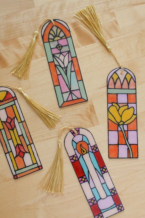 Stained Glass Paper Craft, Kids Stained Glass Craft, Stained Glass Banner, Diy Stained Glass Projects For Kids, Stained Glass Kids Craft, Kids Diy Bookmarks, Cricut Gift Projects, Stained Glass Books, Easy Homemade Bookmarks