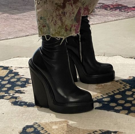 Platform Boots Outfit, Stunning Shoes, Shoe Inspo, Fashionista Clothes, Mode Inspo, Pretty Shoes, Dream Shoes, Heeled Loafers, Platform Boots