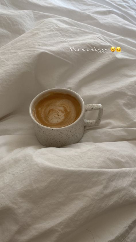 Speckle coffee mug with handle laying on white sheets filled with coffee - morning slowness Early Morning Coffee Aesthetic, Calm Morning Aesthetic, White Sheets Bedroom, Morning Meditation Aesthetic, Slow Morning Aesthetic, Morning Bed, Wellness Meditation, Sunday Morning Coffee, Early Morning Coffee