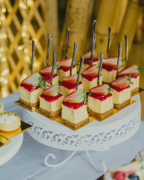 Vendor | Inspiration - 45964 Diy Mini Cake, Dessert Display Wedding, Dessert Stands, Cake Favors, Mini Appetizers, Small Appetizers, Bolo Fit, Cake Boards, Cupcake Stands