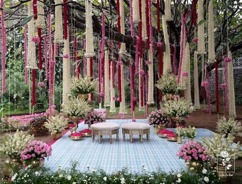 Wedding Mandap Under Tree, Tree Decor For Wedding, Under The Tree Decor, Mandap Under Tree, Indian Wedding Under Tree, Tree Mandap Decor, Haldi Tree Decoration, Indian Engagement Decorations Outdoor, Under The Tree Decorations