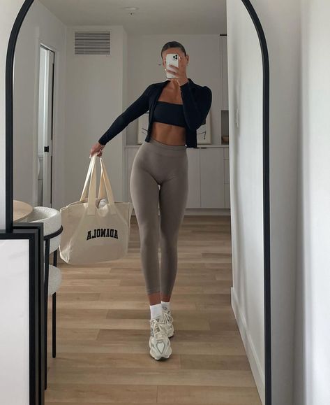 Yoga Mum Outfit, Gym Aethstetic Women, Training Clothes Aesthetic, Light Blue Gym Outfit, It Girl Gym Outfits, Personal Trainer Outfit Women, Yoga Girl Aesthetic Outfit, Fit Girl Aesthetic Outfits, Cute Pilates Outfit