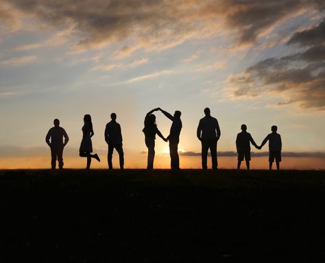 Silhouette Family, Fam Photos, Big Family Photos, Fun Family Photos, Sisters Photoshoot, Family Poses, Photo Portfolio, Portfolio Ideas, Family Shoot