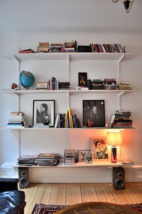 . Open Wall Shelves Living Room, Boaxel Ikea Ideas Living Room, Ikea Boaxel Living Room, Boaxel Living Room, Open Shelf Wall, Casa Open Space, Work Space Decor, Apartment Interior, Interior Inspo