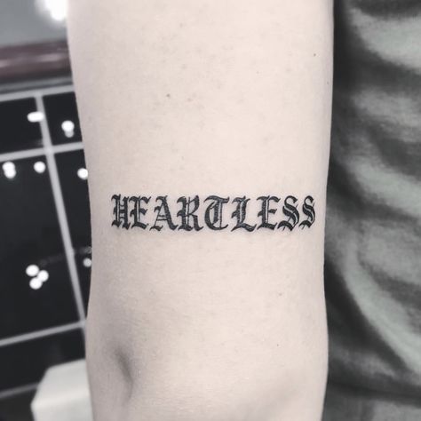 Heartless Tattoo, Tattoo Writing Fonts, Wörter Tattoos, Tattoo Schrift, Book English, Shape Tattoo, English Font, Small Tattoos With Meaning, Muster Tattoos