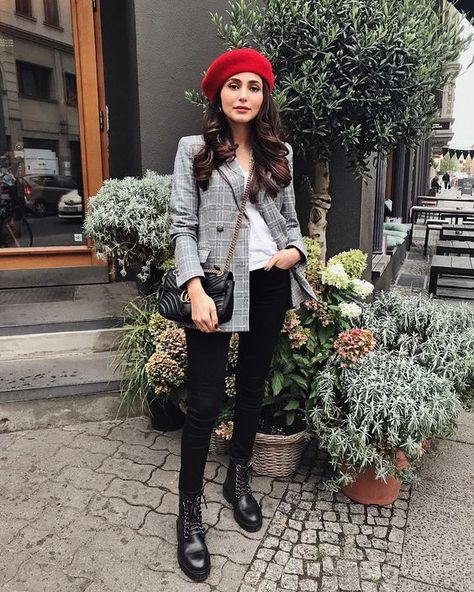 Red Barrett Outfit, Baret Outfit, Beret Hat Outfit, Beret Outfit, Persian Fashion, Jeans Outfits, Winter Mode, Travel Outfits, Paris Outfits