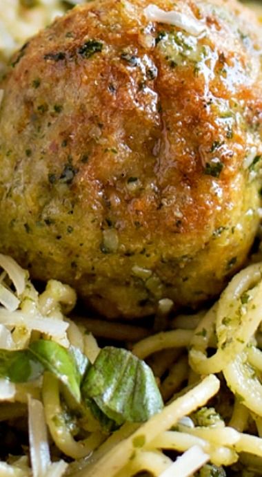 Ground Chicken Pesto Meatballs, Shredded Chicken Meatballs, Chicken Meatballs Pasta, Pesto Chicken Meatballs, Amylu Chicken Meatballs Recipes, Chicken Minced Meat Recipes, Chicken Meatball Dinner, Italian Chicken Meatballs, Chicken Meatball Recipe