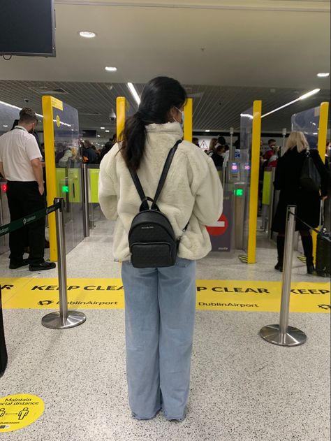 Mini Backpack Aesthetic Outfit, Aesthetic Small Backpack, Ransel Aesthetic, Fluffy Jacket Aesthetic, Small Backpack Outfit, Small Backpack Aesthetic, Backpack Aesthetic Outfit, Mini Bags Outfit, Longchamp Backpack Outfit