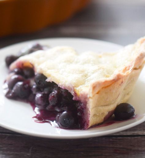 You don't have to wait until blueberries are in season to make this fresh blueberry pie. They freeze very well and you can make this pie all year long. Easy Blueberry Pie, Fresh Blueberry Pie, Homemade Blueberry Pie, Buttery Pie Crust, Butter Crust, Blueberry Pie Filling, Easy Pie Recipes, Easy Blueberry, Blueberry Pie