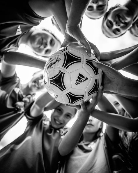 Soccer Team Pics Ideas, Cool Soccer Pictures, Sports Team Photoshoot Ideas, Team Soccer Pictures, Sibling Sports Pictures Photo Ideas, Soccer Team Photos Picture Poses, Kids Soccer Pictures, Soccer Team Photoshoot, Soccer Poses For Pictures Media Day