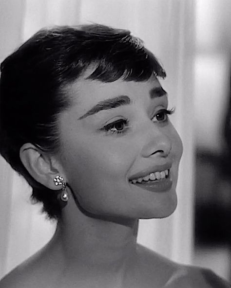 Audrey Hepburn Gif, Sabrina 1954, Aubrey Hepburn, Audrey Hepburn Photos, Audrey Hepburn Style, Hepburn Style, Katharine Hepburn, Marlene Dietrich, African Queen