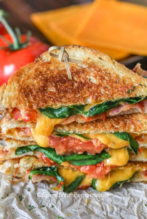 BLT Grilled Cheese is an all-American sammy that everyone loves. It's a delicious combination of a BLT & a grilled cheese sandwich! Apple Dippers, Blt Grilled Cheese Sandwich, Grilled Blt, Ultimate Blt, Grilled Cheese Rolls, Blt Grilled Cheese, Grilled Cheese With Tomato, Blt Recipes, Spicy Pizza