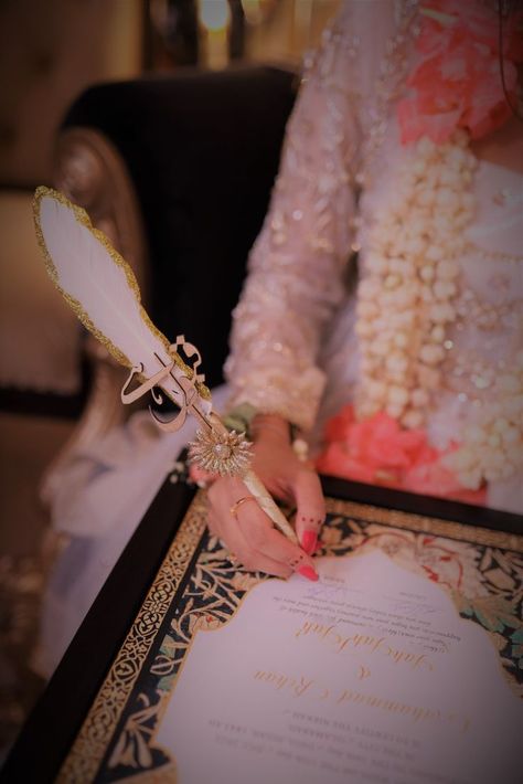 These Nikkah Pens are simple yet beautiful, & can be "DIY"ed easily :) Nikkah Pen, Nikah Pen, Nikah Decor, Wedding Pen, Green Dinnerware, Pen Diy, Wedding Design Decoration, Wedding Couple Poses Photography, Wedding Couple Poses