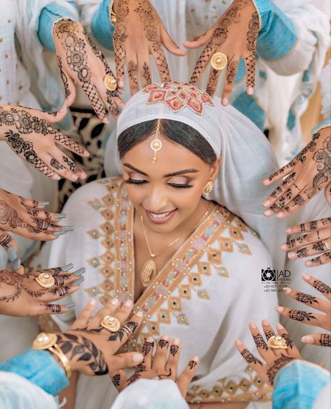 Ethiopian culture muslim fashion henna wedding amhara Ethiopian Henna, Fashion Henna, Habesha Clothes, Habesha Wedding, Ethiopian Culture, Henna Style Tattoos, Wedding Couple Pictures, Ethiopian Wedding, Habesha Dress