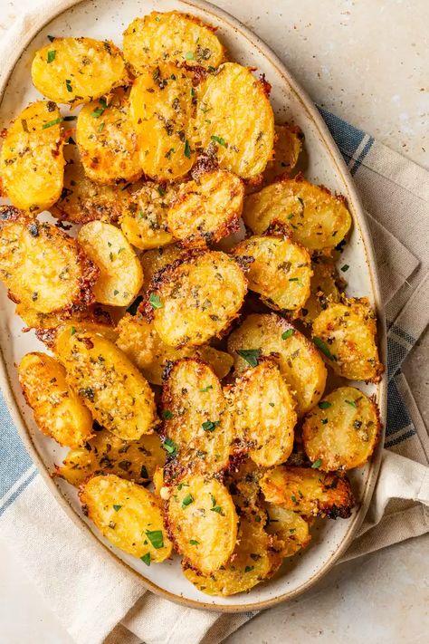 Crispy Parmesan Potatoes Recipe Quick Potato Recipes, Crisp Potatoes, Parmesan Potato Recipe, Crispy Parmesan Potatoes, Buttery Potatoes, Leftover Potatoes, Crispy Cheese, Parmesan Potatoes, Potato Crisps