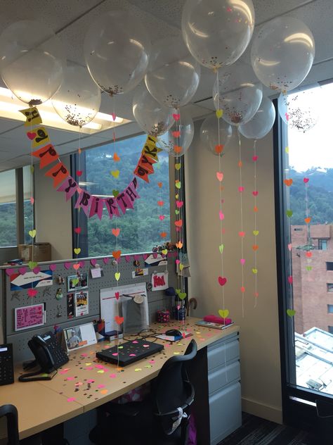 Birthday Decor For Work Desk, Office Surprise Birthday Ideas, Birthday Decoration Ideas At Office, Decorating Co Workers Desk For Birthday, Cute Office Birthday Decorations, Birthday Decorations At Office, Birthday Desk Decorations Offices Work, Office Decor Birthday, Office Decor For Birthday