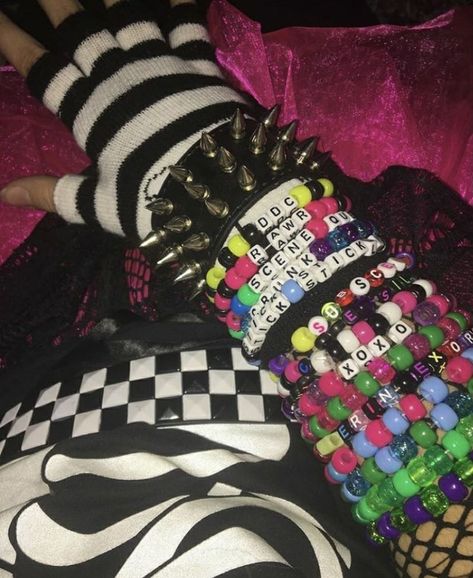 Emo Party, Emo 2000s, Pulseras Kandi, 2000s Scene, Estilo Emo, Scene Punk, Estilo Punk Rock, Scene Goth, Arte Occulta