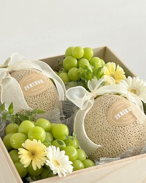 Fruit Hamper Ideas, Fruit Gift Box Ideas, Hantaran Buah Buahan Gubahan, Small Fruit Basket Ideas Gift, Fruit Basket Ideas Gift Diy, Fruit Gift Basket Ideas, Fruit Box Ideas Gift, Fruit Box Design, Hantaran Buah