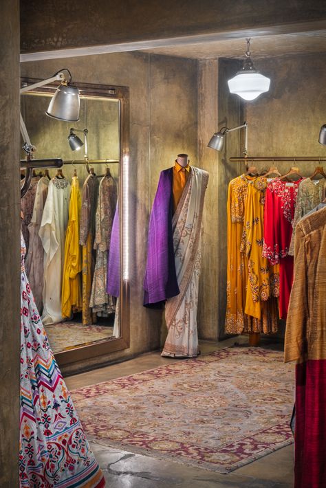 Indian Clothing Store Interior Design, Small Store Layout, Fashion Designer Studio Interior, Designer Studio Interior, Small Boutique Interior Design Indian, Botique Interiors Fashion Boutique, Boutique Design Ideas, Boutique Interior Design Indian, Small Boutique Interior Design Ideas