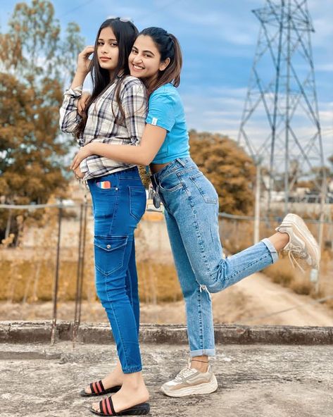 Photos Poses With Friends, Two Sister Poses, Best Frnd Pose, Two Sisters Poses, Photo Pose With Best Friend, Poses For Two Sisters, Photo Pose For Friends, Two Sister Photography Poses, Sisters Photo Poses