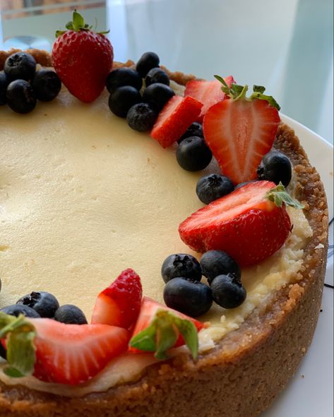 Birthday Cheesecake Aesthetic, Cheesecake Bday Cake, New York Cheesecake Decoration, New York Cheesecake Aesthetic, Birthday Cheesecake Decoration, Decorated Cheesecake, Cheesecake Design, Cheesecake With Fruit, Cheesecake Birthday Cake