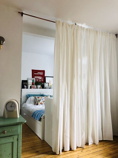 Room Divider Ideas Bedroom, Bedroom Divider, Apartment Curtains, Studio Apartment Living, Living Room Divider, Diy Room Divider, Deco Studio, Room Divider Curtain, Curtain Room