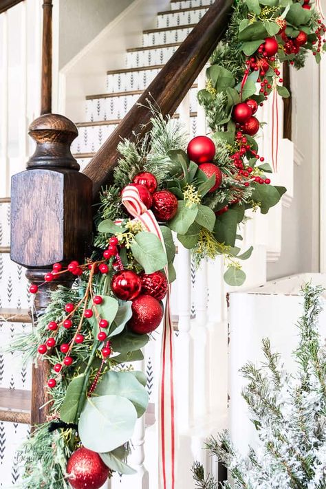 Christmas Banister Garland, Garland With Ornaments, Banister Garland, Porch Garland, Christmas Banister, Christmas Stairs Decorations, Stairs Renovation, Christmas Stairs, Christmas Staircase