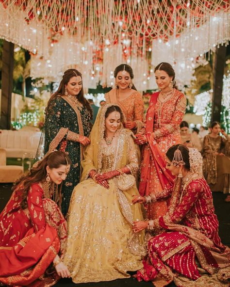 Mehendi Photography Bridal, Bride And Bridesmaid Pictures, Dress Makeover, Mehendi Photography, Eastern Wedding, Bridesmaid Poses, Pakistani Aesthetic, Bridesmaid Pictures, Groom Photoshoot