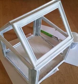 Home-Terrarium Picture Frame Upcycle Old Window Terrarium, Picture Frame Garden Ideas, Picture Frame Terrarium Diy, Photo Frame Upcycle, Upcycle Picture Frames, Picture Frame Upcycle, Picture Frame Planter, Frame Upcycle, Homeschooling Crafts