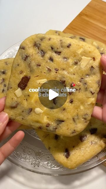 Sofe’s Kitchen 👩‍🍳🫶 on Instagram: "Cookies mie câline 3 chocolats 🍫🍪  Pour 5 cookies :  - 100g de beurre mou  - 80g de sucre en poudre  - 70g de cassonade  - 200g de farine  - 1 oeuf  - 1 pincée de sel  Dans un bol verser le beurre froid, la cassonade et le sucre blanc. Mélanger jusqu’a avoir une bonne pâte homogène et ajouter l’oeuf. Ajouter ensuite la farine, le sel et les morceaux de chocolats.  Placer vos cookies au congélateur pendant 30 min.  Préchauffer votre four à 175 degrés et enfourner vos cookies pendant 15min.  Laisser refroidir les cookies 30 min #cookie #cookiemiecaline #recette #baking" Instagram Cookies, Cookies Et Biscuits, Dessert, Cake