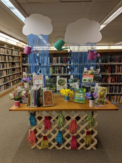 May 2018 : Gardening Books Read Grow Inspire Book Week Display, April Book Displays, Book Week 2023 Read Grow Inspire, Read Grow Inspire Book Week, Spring Book Display, Bookstore Organization, Elementary School Library Design, Autumn Library, Book Window