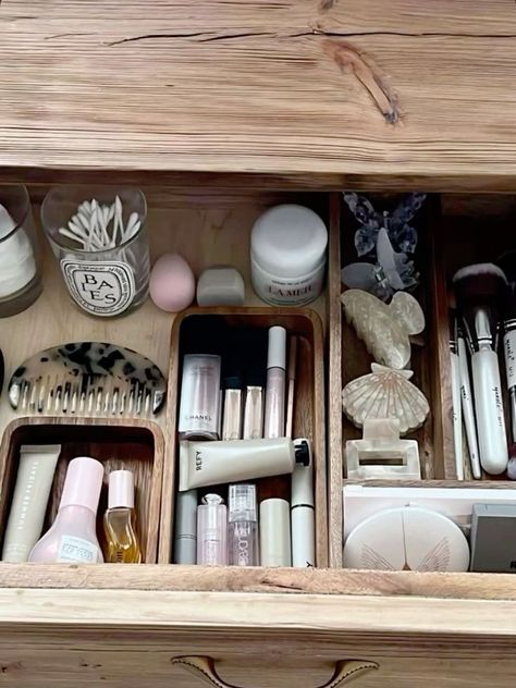 Minimal Makeup Organization, Organizers For Makeup, Make Up Drawer, Long Layers Hair, Aesthetic For Men, Hair Inspo Blonde, Vanity Inspo, Bathroom Aesthetic, Hus Inspiration